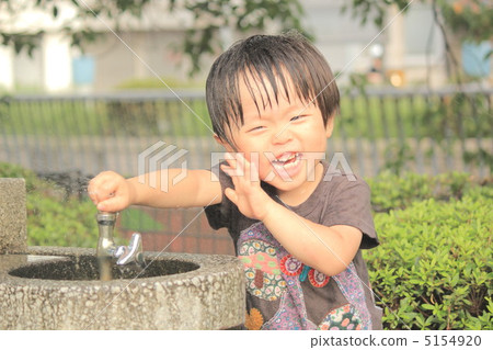 在水中玩耍 5154920