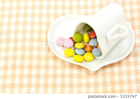 多彩巧克力和心形杯 5155747