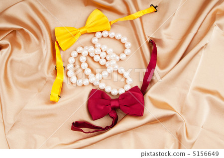 Bow ties and pearl necklace on the satin Bow ties and pearl necklace on the satin 5156649