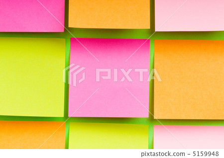 Reminder notes on the bright colorful paper 5159948