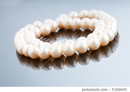 Pearl necklace in fashion and beauty concept Pearl necklace in fashion and beauty concept 5160045