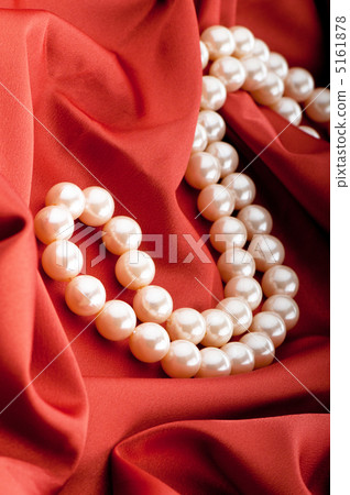 Pearls necklace on satin background Pearls necklace on satin background 5161878