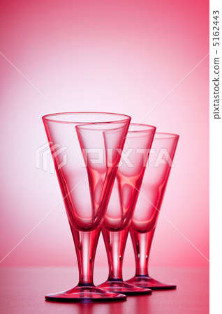 Wine glasses against gradient background 5162443