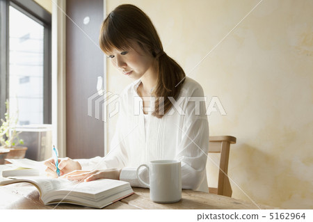 A woman studying 5162964