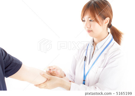 Female doctor who injects in arm Female doctor who injects in arm 5165199