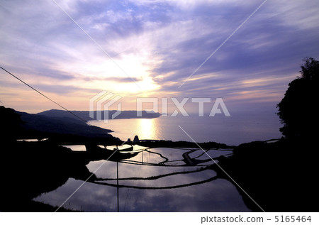 與被反射的藍天的東部後方領域米大陽台 與被反射的藍天的東部後方領域米大陽台 5165464