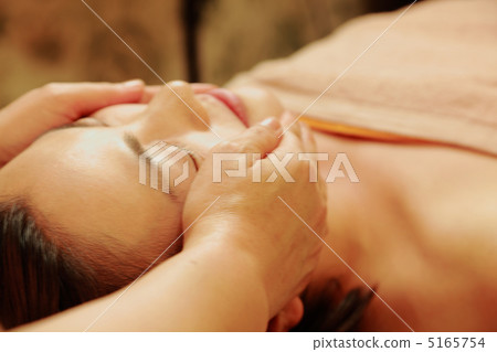 在豪華商店的面部按摩 5165754