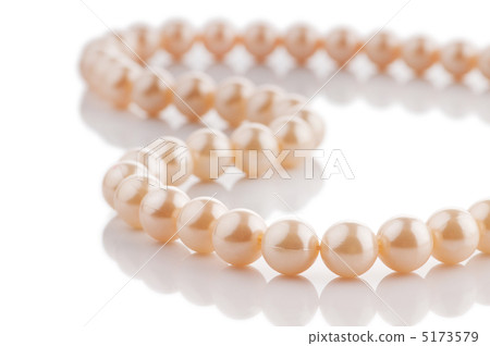 Pearl necklace in fashion and beauty concept 5173579