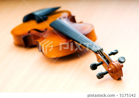 Violing in music concept 5175142