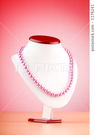 Pearl necklace against gradient background Pearl necklace against gradient background 5176241
