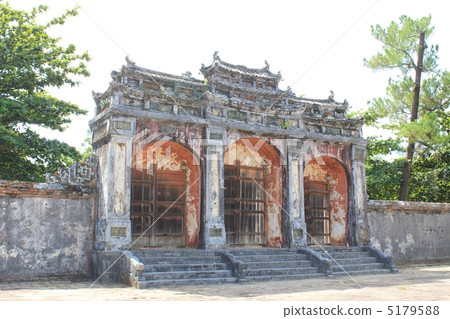 The first gate of the Temple of Ming Tom 5179588
