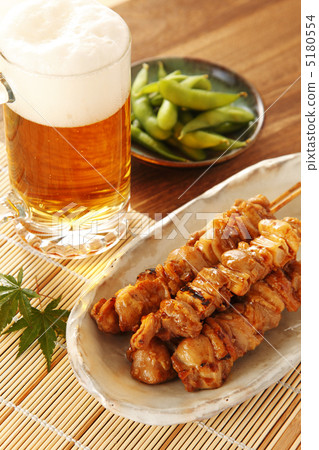 烤雞肉串和毛豆和啤酒 5180554