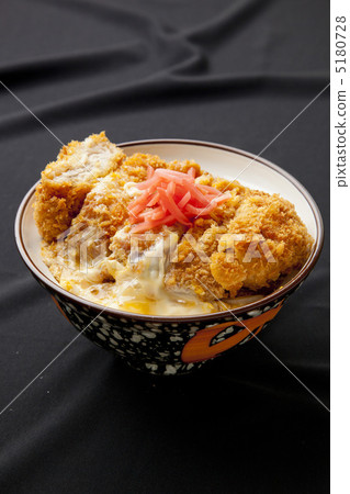 Mille-feuille and bowls 5180728