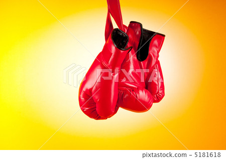 Red boxing gloves on the background 5181618