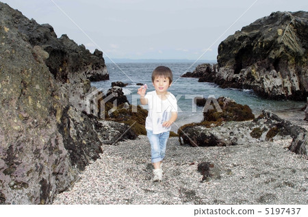 Child and coast Child and coast 5197437