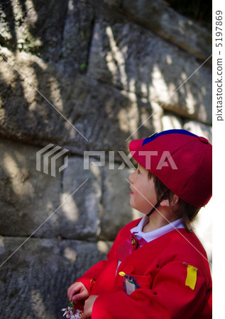 Kindergarten child and back alley Kindergarten child and back alley 5197869