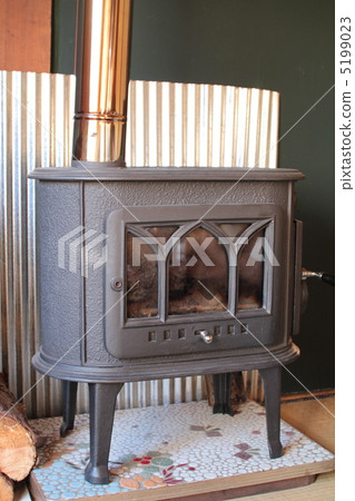 日式房間內的燃木爐及暖氣設備 5199023