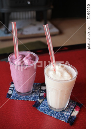 香蕉牛奶冰沙和藍莓冰沙 香蕉牛奶冰沙和藍莓冰沙 5199030