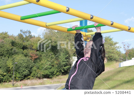 在一個4歲的女孩公園玩 5208441