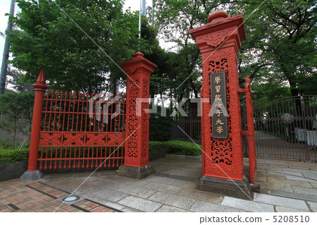Gakushuin University former main gate 5208510