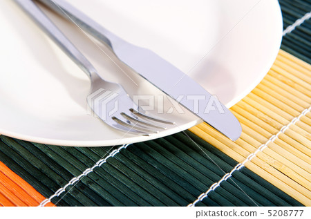 Empty plate with utensils Empty plate with utensils 5208777