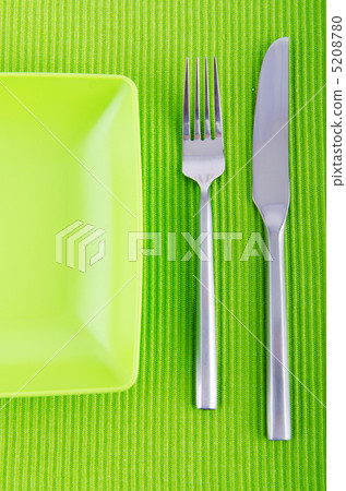 Empty plate with utensils 5208780