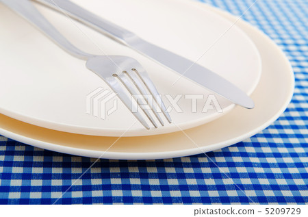 Empty plate with utensils Empty plate with utensils 5209729