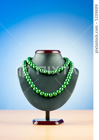 Pearl necklace against gradient background 5209889