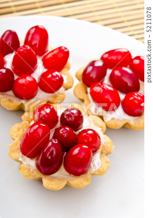 Fruit pastries in the plate Fruit pastries in the plate 5211078