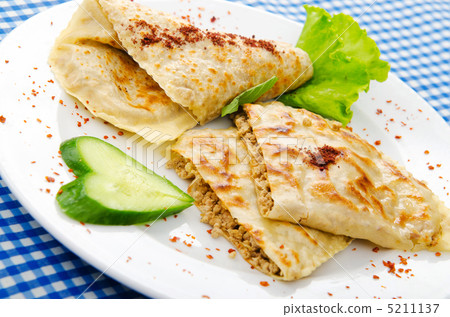 Pancakes stuffed with minced meat 5211137