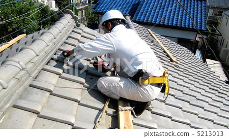 Craftsman who repairs the roof 5213013