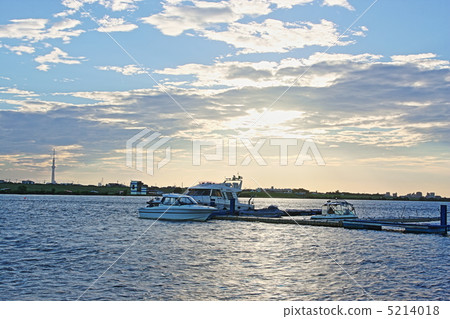在江戶川,遊船和東京天空樹的日落 在江戶川,遊船和東京天空樹的日落 5214018