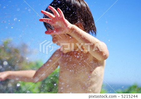 在水中玩耍 在水中玩耍 5215244