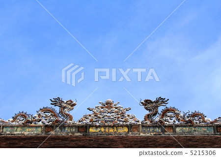 在Tahhwa寺廟屋頂的龍在顏色王宮 在Tahhwa寺廟屋頂的龍在顏色王宮 5215306