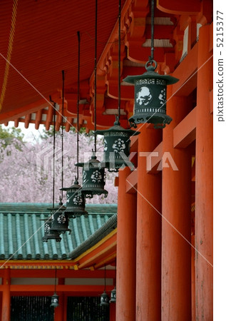 春天平安神宮，懸掛燈籠和柱子 5215377