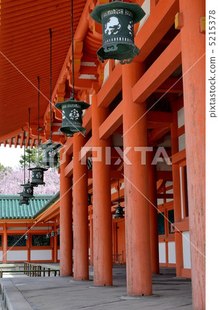 春天平安神宮，懸掛燈籠和柱子 5215378