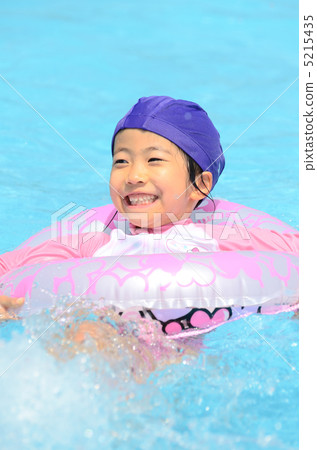 一個在游泳池裡甜蜜地游泳的女孩 5215435