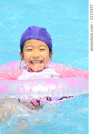 A girl who swims sweetly at the pool 5215437