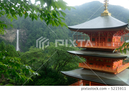Nachiyama Mie tower and Nachi Waterfall Nachiyama Mie tower and Nachi Waterfall 5215911
