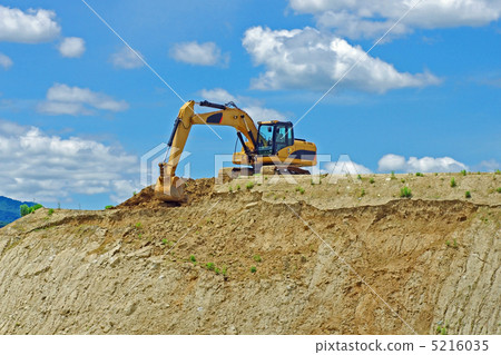 Blue sky and hydraulic excavator Blue sky and hydraulic excavator 5216035