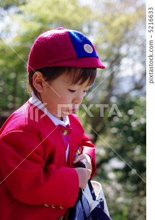 幼兒園孩子在入學儀式的那天 5216633