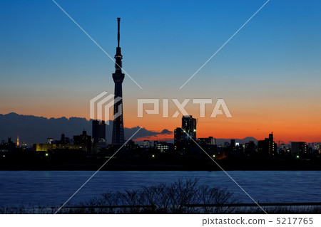 東京天空樹的日落和富士山和建設街 5217765