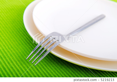 Empty plate with utensils 5219213