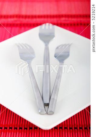 Empty plate with utensils 5219214