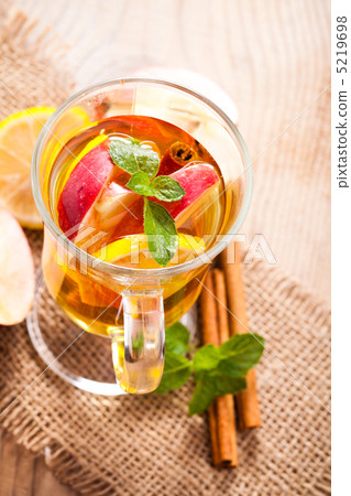 Apple and cinnamon 5219698