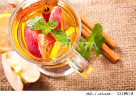 Apple and cinnamon cider 5219699