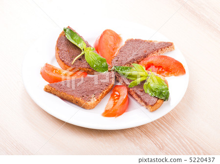 Crostinis with olive tapenade 5220437