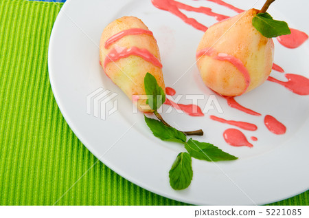 Dessert with pear in sauce 5221085