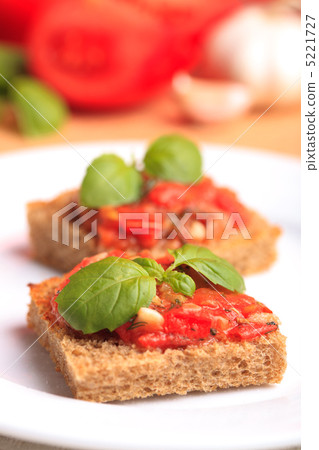Crostini with tomato 5221727