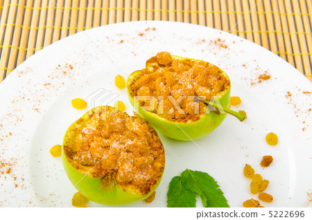 Apples stuffed with raisins Apples stuffed with raisins 5222696